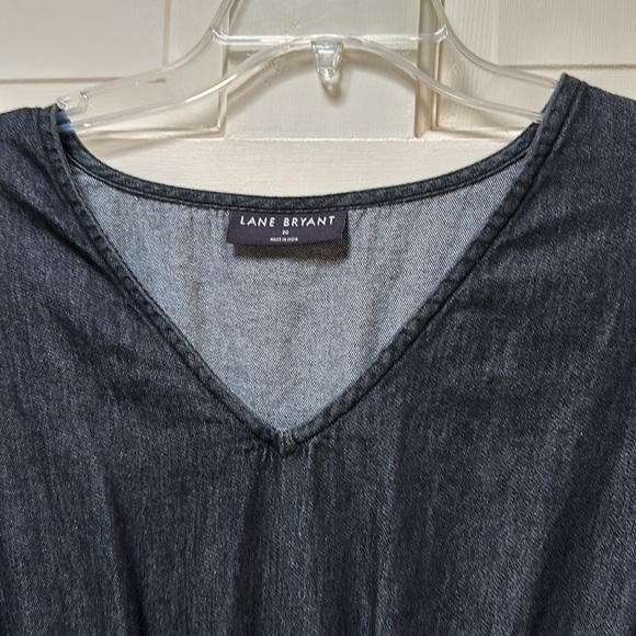 Yes, it has pockets! V-neck, flutter sleeve, ruffled hem - Picture 4 of 7